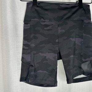 Women’s black camo pink active compression shorts size xs nwot